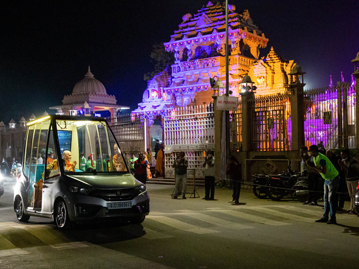 Swamishri returns to the mandir after the evening assembly