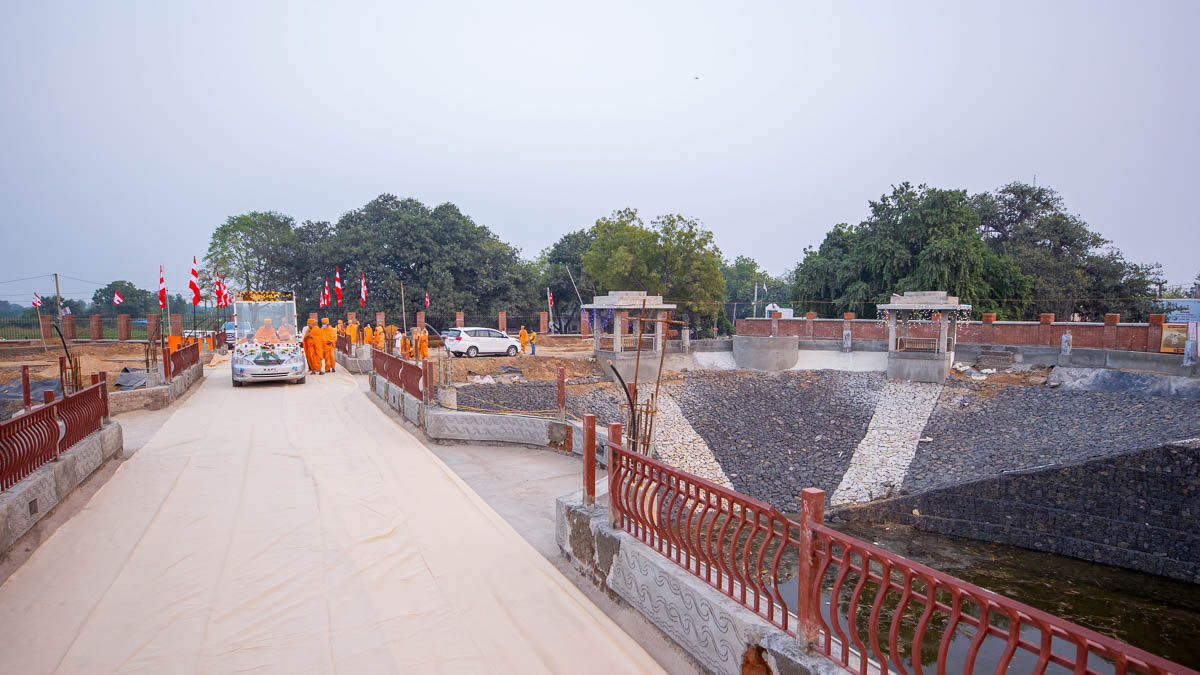 Swamishri observes the Narayan Sarovar
