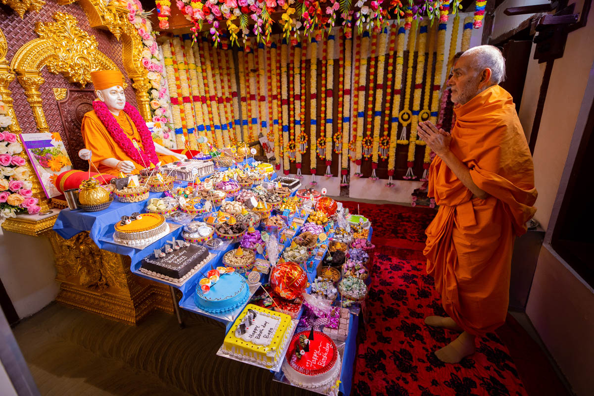 Swamishri engrossed in darshan at the birthplace of Brahmaswarup Pramukh Swami Maharaj