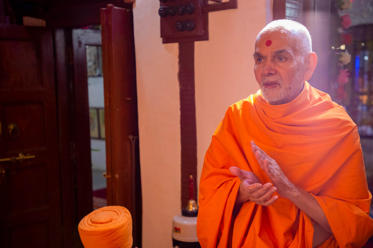 Swamishri chants the Swaminarayan dhun