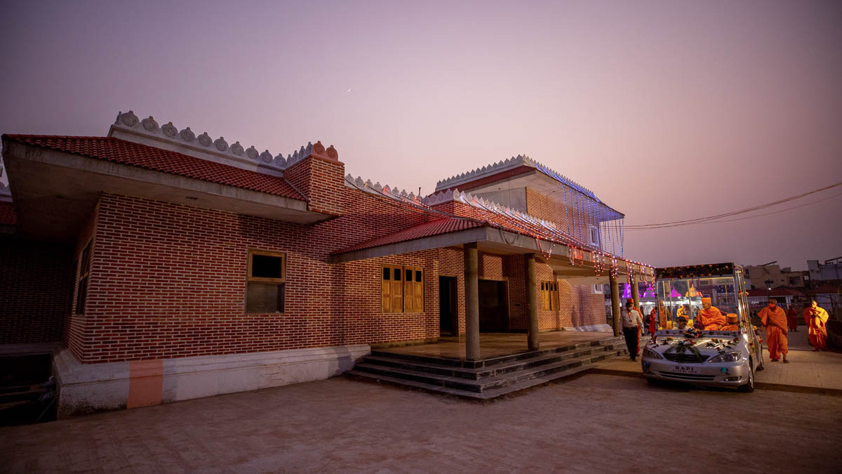 Swamishri visits sacred sites in Chansad