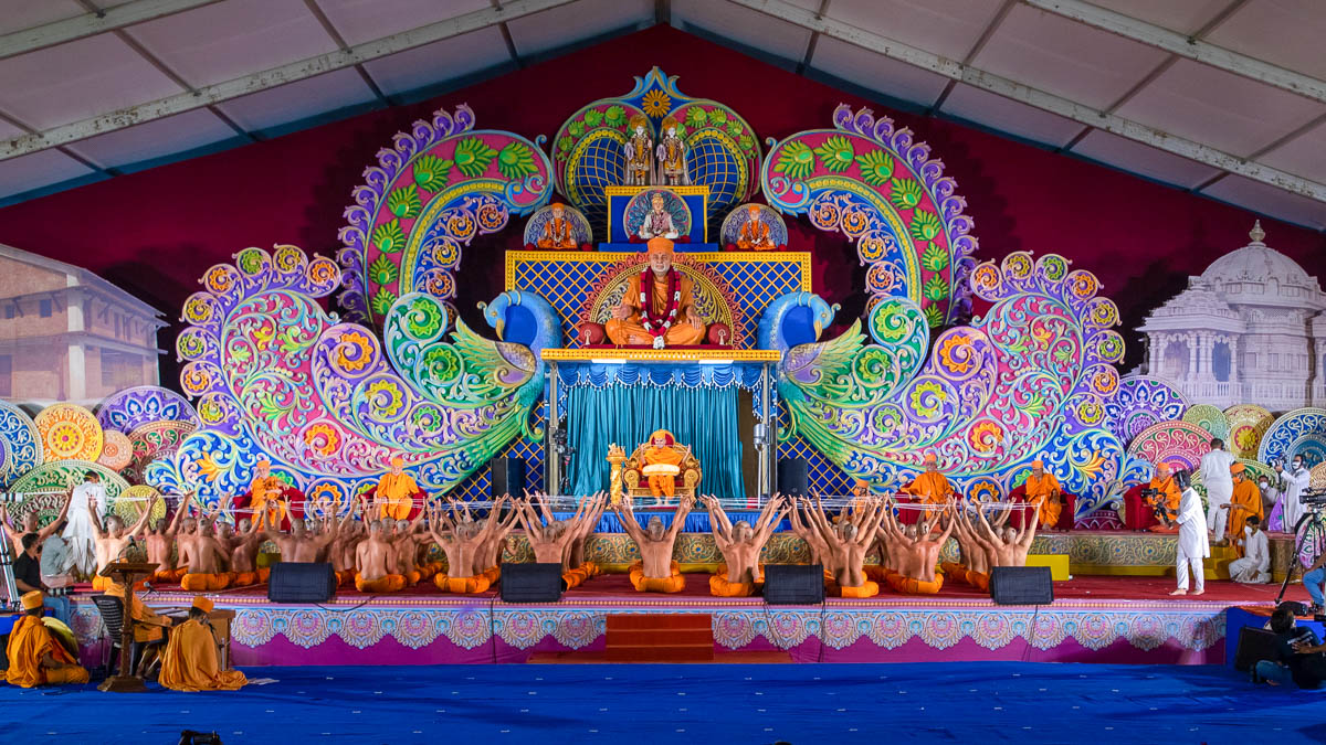 Swamishri and sadhaks perform diksha rituals