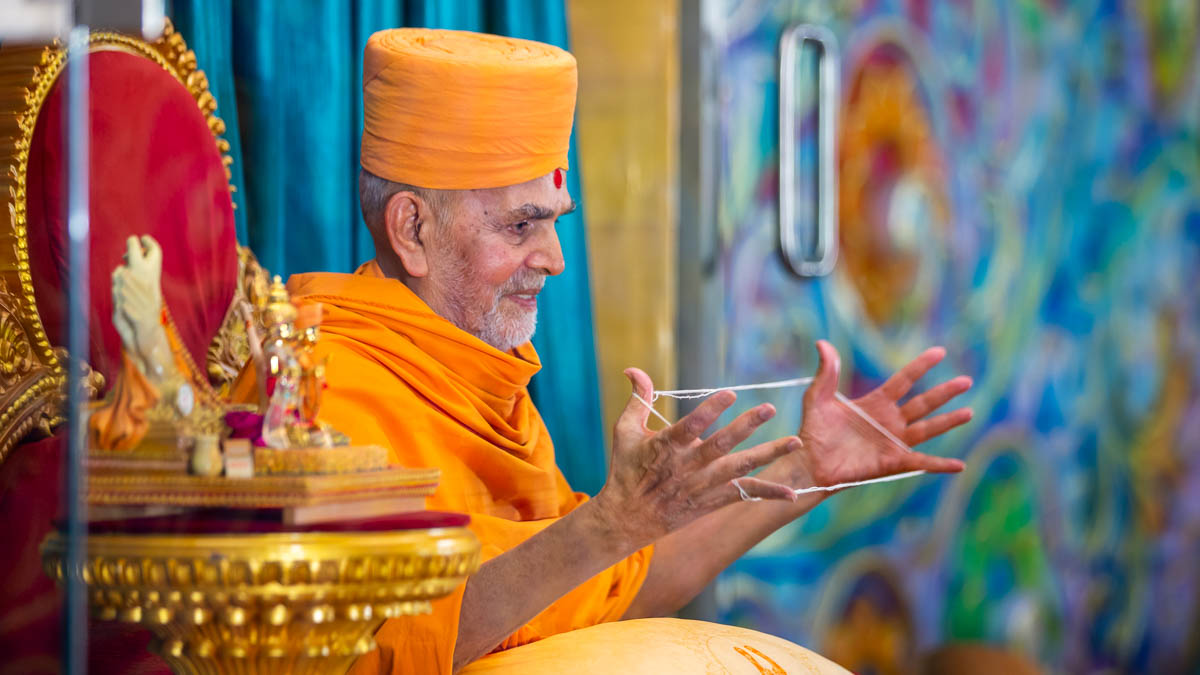 Swamishri performs diksha rituals