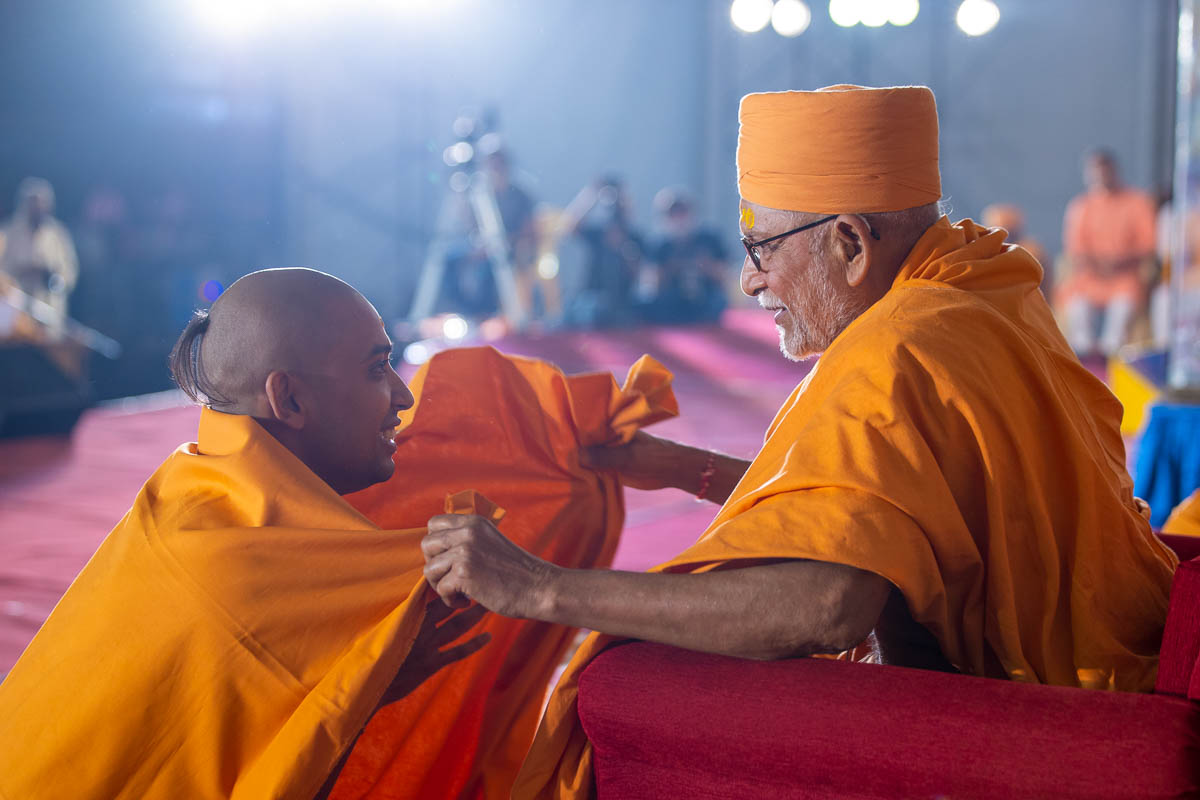 Pujya Kothari Swami presents a gatariyu to new initiates