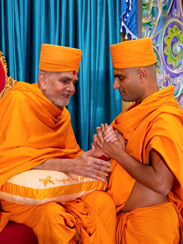 Swamishri gives diksha mantra and blessings to newly initiated sadhus