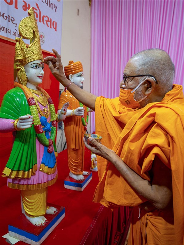 Pujya Bhaktipriya Swami (Kothari Swami) performs pujan of the murtis