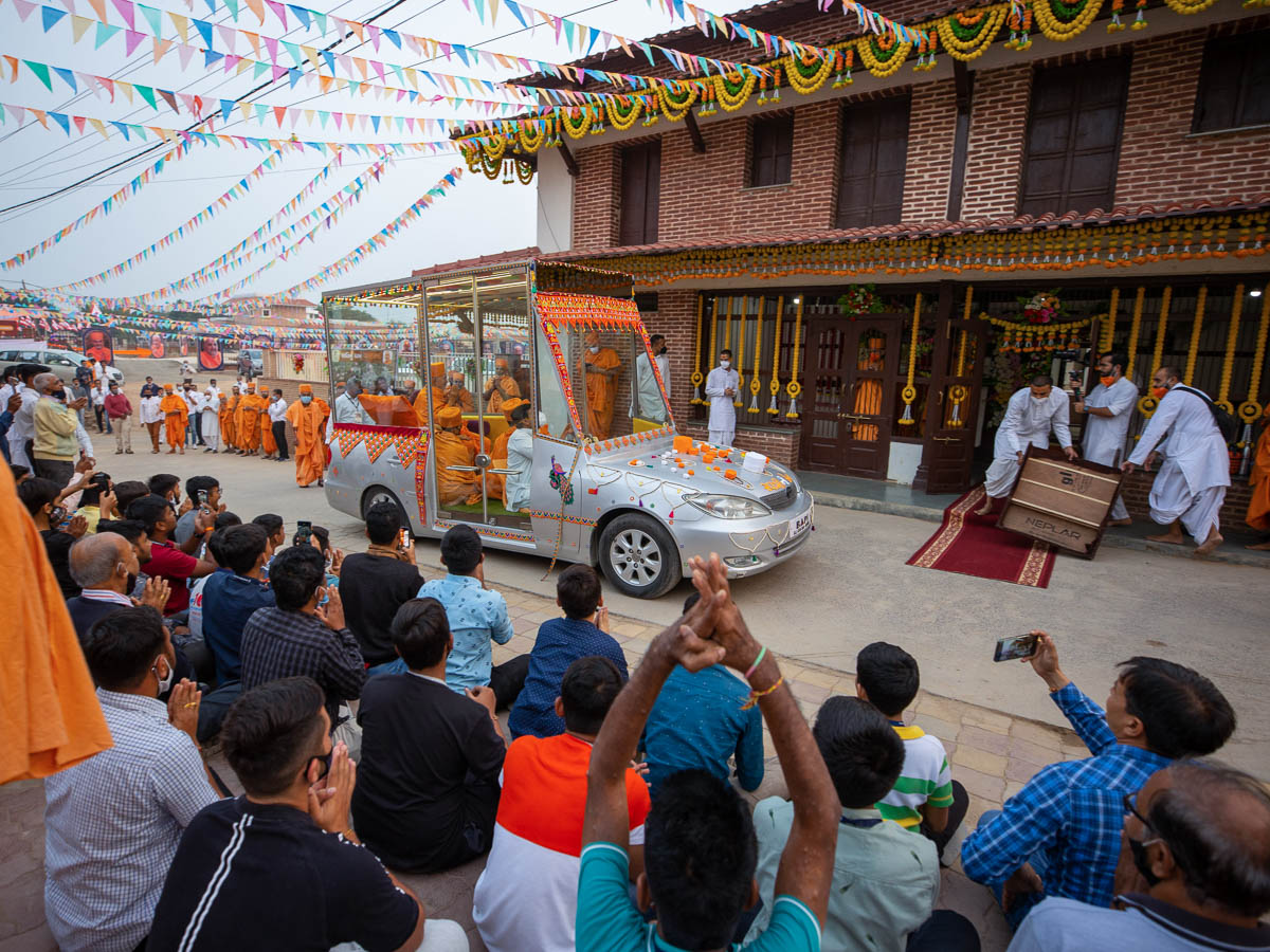 Swamishri arrives at the birthplace of Brahmaswarup Pramukh Swami Maharaj