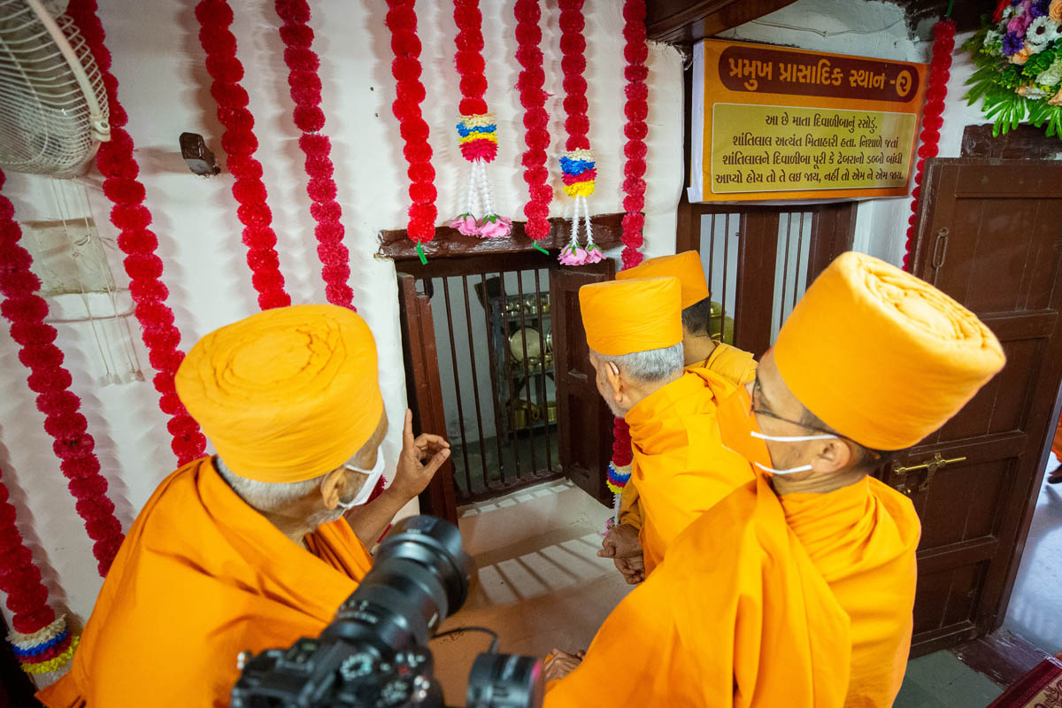 Swamishri engrossed in darshan of holy relics of Brahmaswarup Pramukh Swami Maharaj