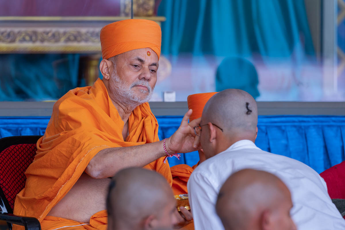 Pujya Viveksagar Swami applies chandlo to new initiates