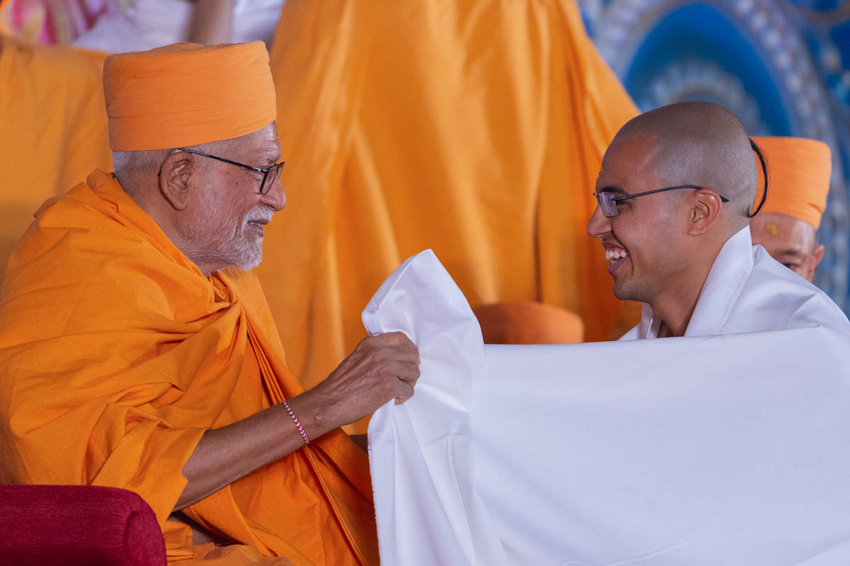 Pujya Kothari Swami presents a gatariyu to new initiates