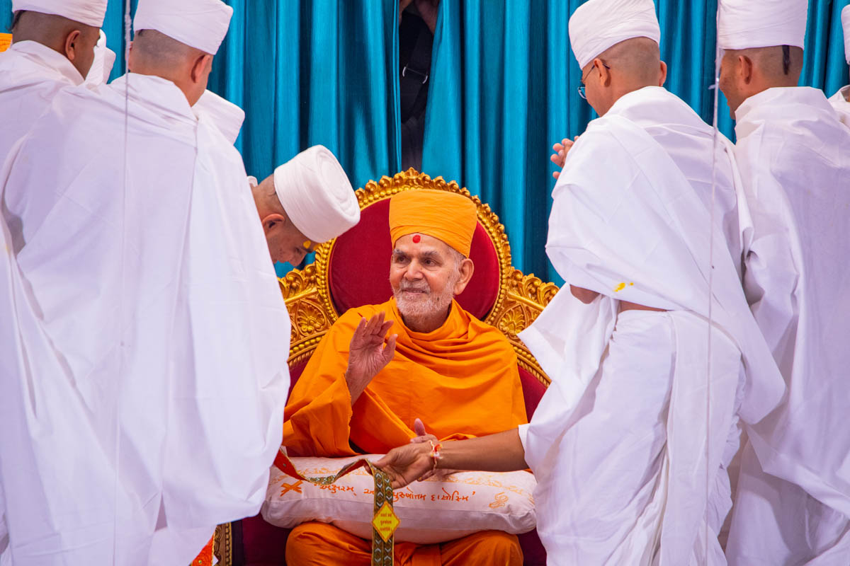 Newly initiated parshads in conversation with Swamishri