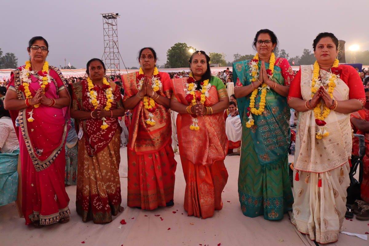 Mothers of sadhaks honored with garlands