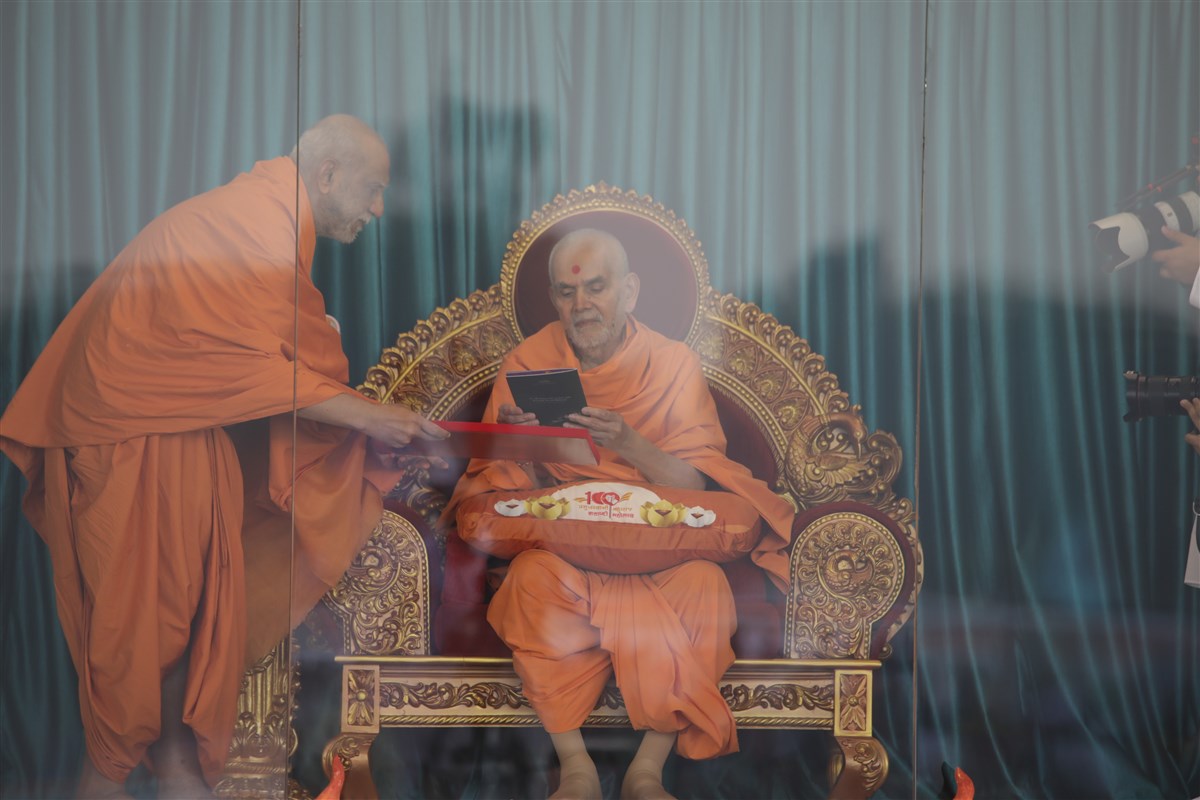 On the birth centenary day of Pramukh Swami Maharaj, Mahant Swami Maharaj inaugurates ‘The First of its Kind’ documentary