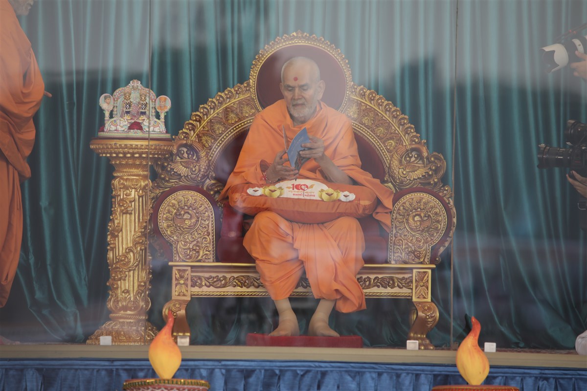 Swamishri blesses the episode guide booklet outlining the 14 episodes of the documentary series. (The booklet is due to be distributed closer to the release.)