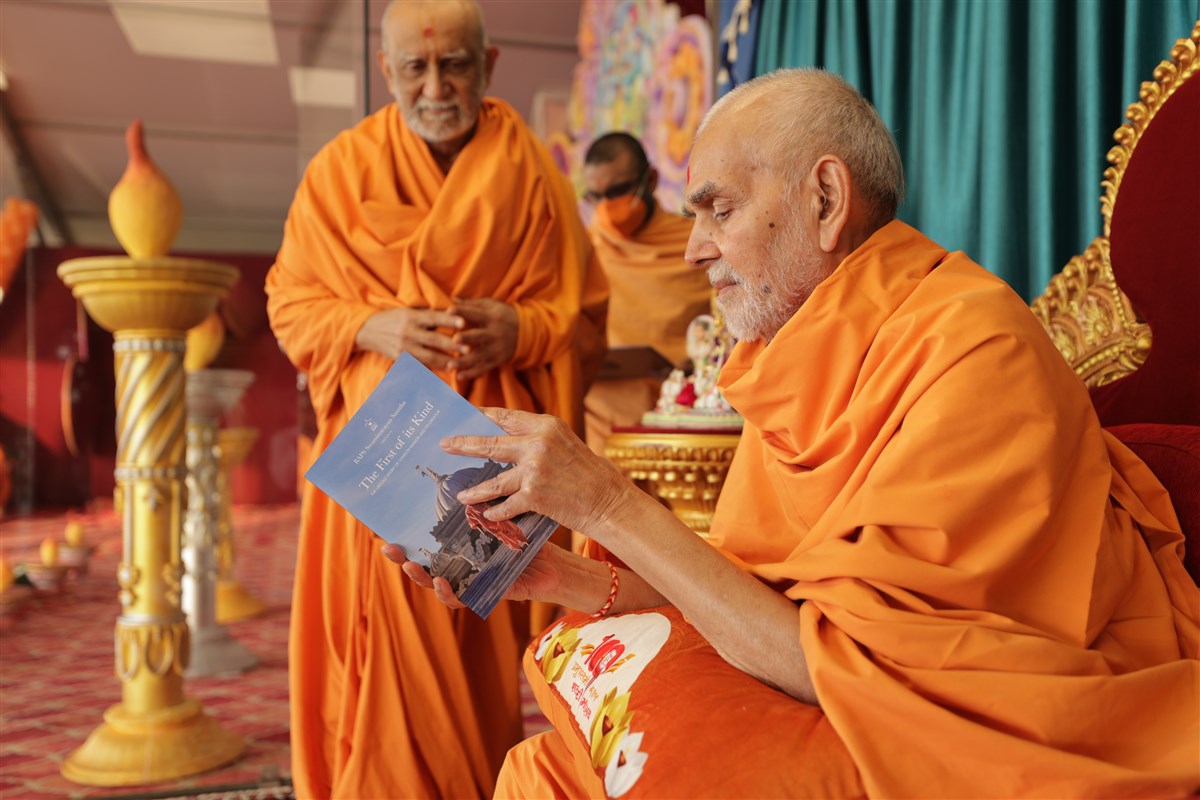 Swamishri flicks through the episode guide booklet of  ‘The First of its Kind’