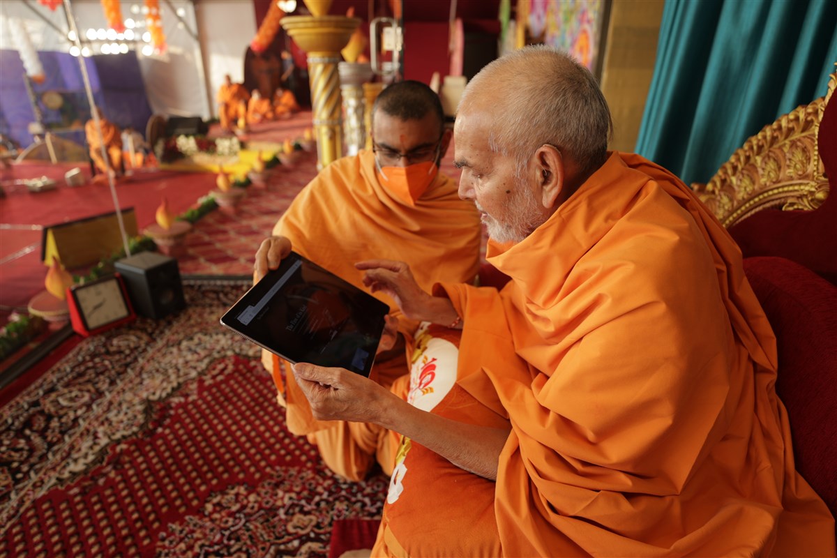 Swamishri launches the website, <a href='http://www.thefirstofitskind.org' target='blank' style='text-decoration:underline; color:blue;'>www.thefirstofitskind.org</a>, on which the documentary will be streamed worldwide