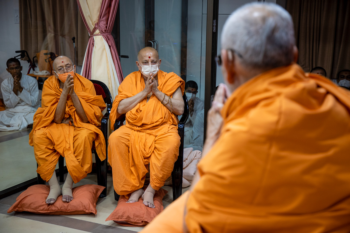 Pujya Tyagvallabh Swami and Pujya Ishwarcharan Swami doing darshan of Swamishri