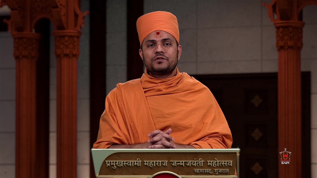 Bhagwatsetu Swami comperes the assembly