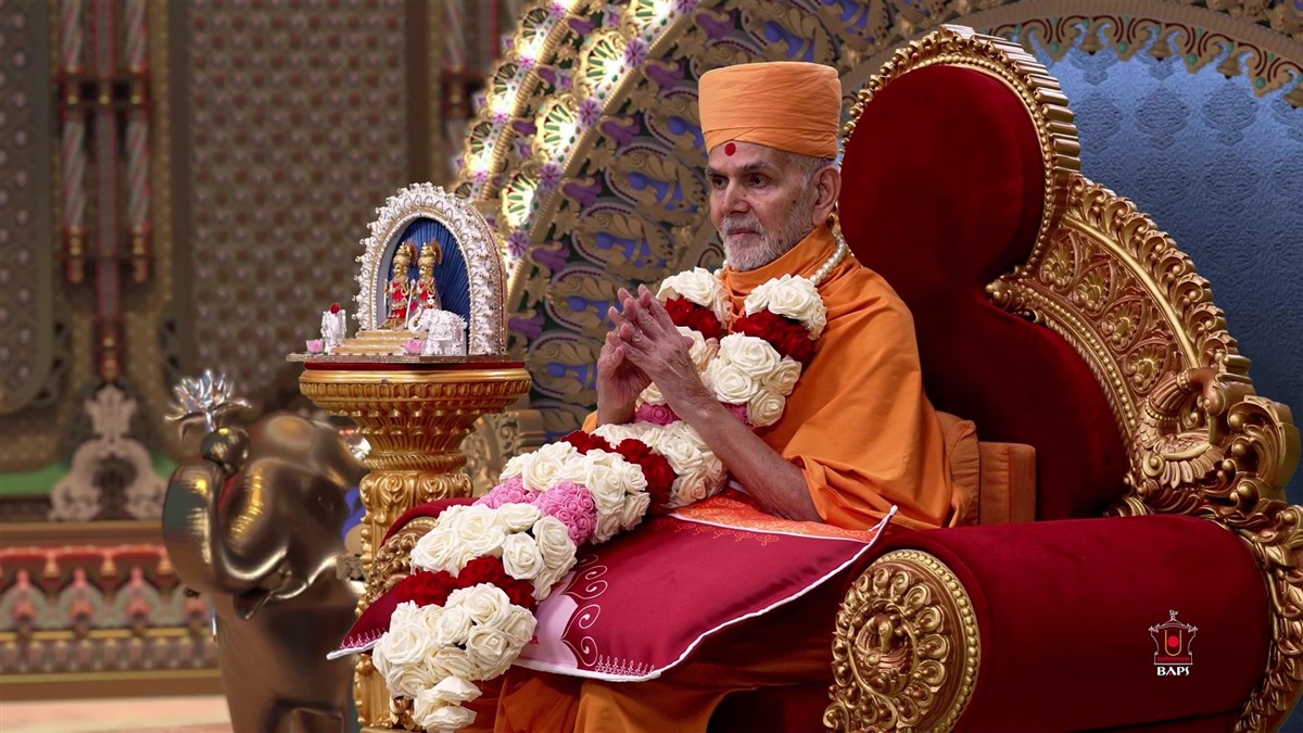Swamishri honored with a garland