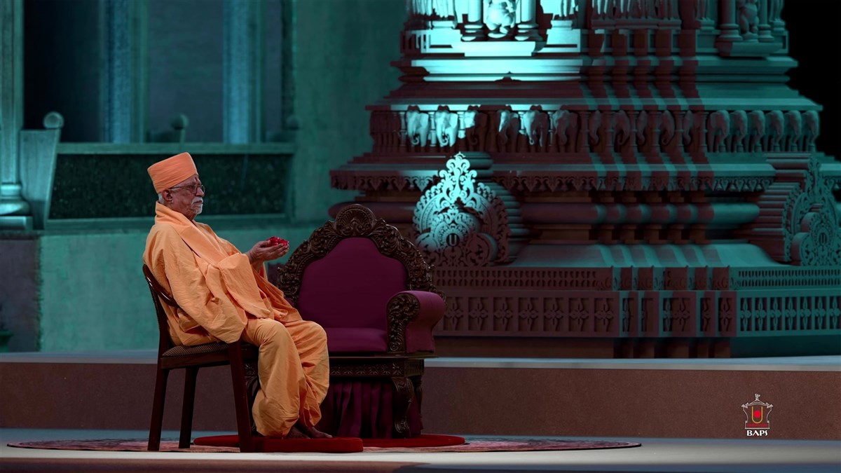 Pujya Doctor Swami offers mantra-pushpanjali
