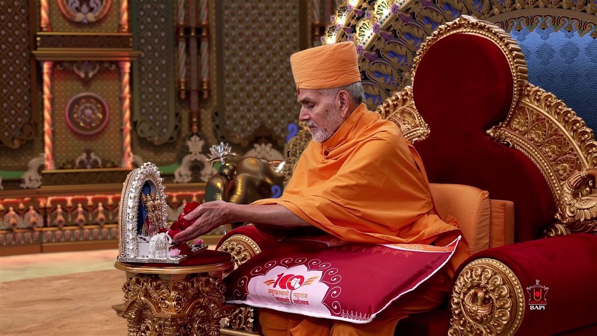 Swamishri offers mantra-pushpanjali