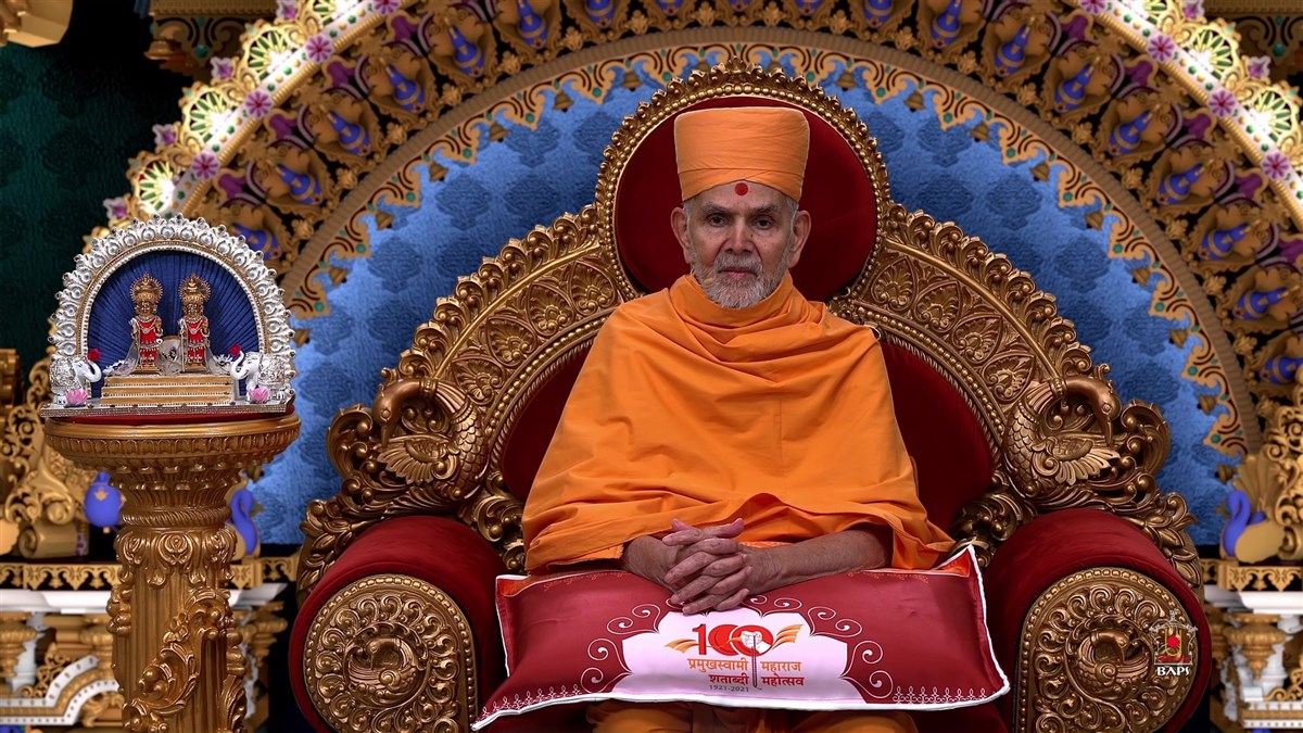 Swamishri blesses the assembly