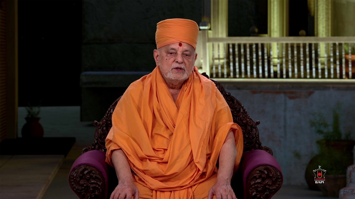 Pujya Ishwarcharan Swami addresses the assembly