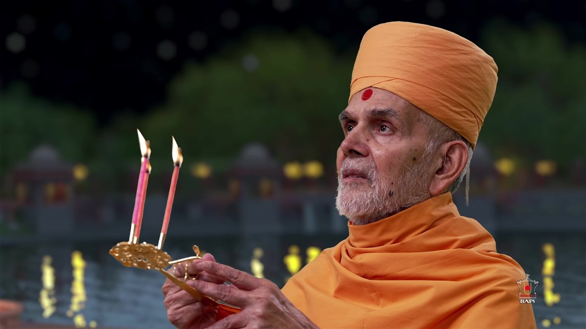 Swamishri performs the arti