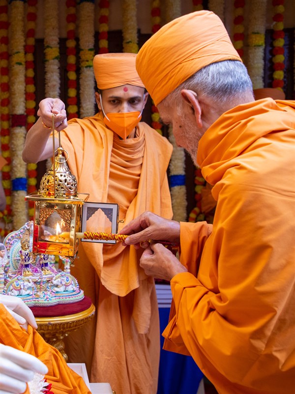 Swamishri lights a lamp to inaugurate the Brahmaswarup Pramukh Swami Maharaj Centenary Celebration
