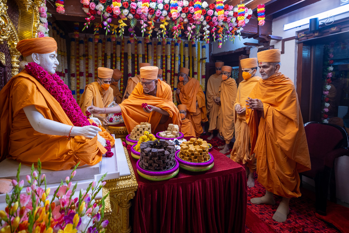 Pujya Kothari Swami offers mantra-pushpanjali to Brahmaswarup Pramukh Swami Maharaj