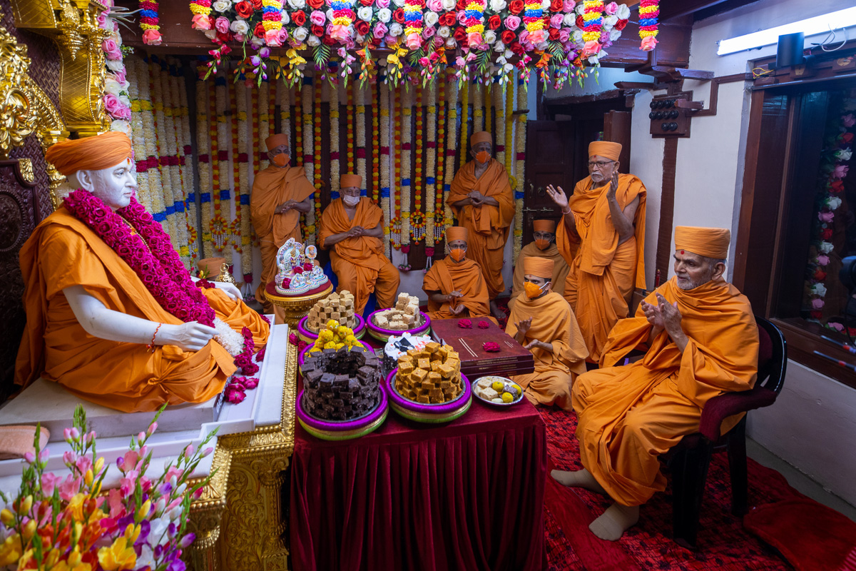 Swamishri and senior sadhus chant the Swaminarayan dhun