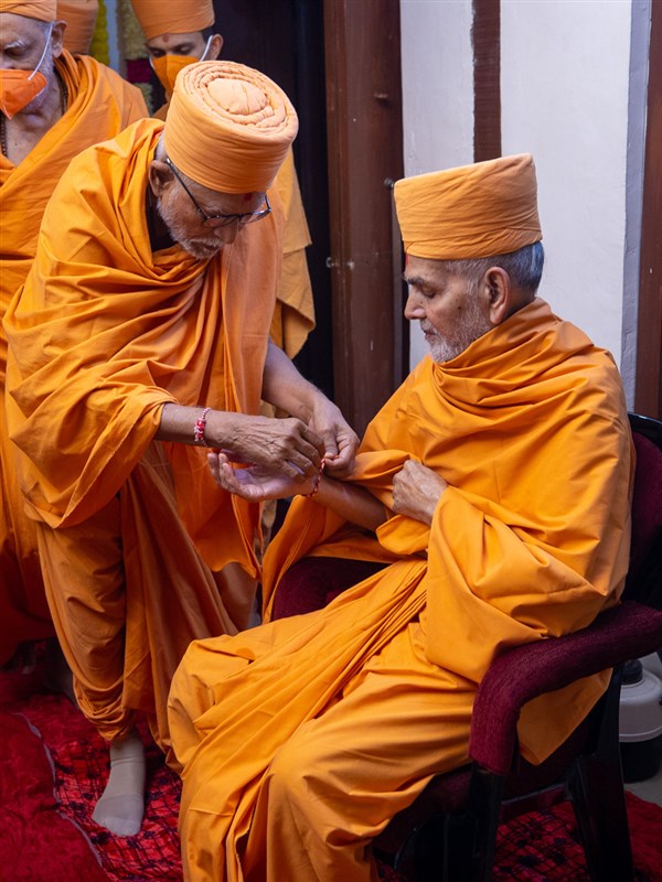 Pujya Kothari Swami ties a nadachhadi to Swamishri