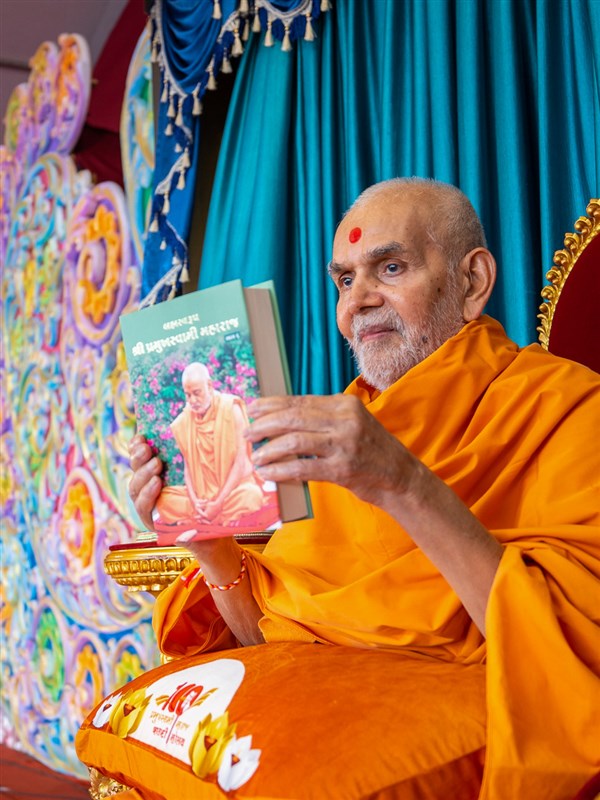Swamishri inaugurates a print publication: 'Brahmaswarup Pramukh Swami Maharaj, Part 6'