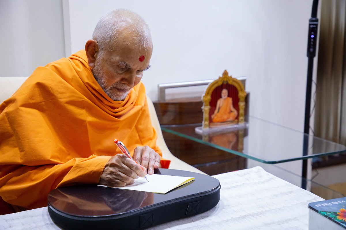 Swamishri designs a birthday card for Brahmaswarup Pramukh Swami Maharaj