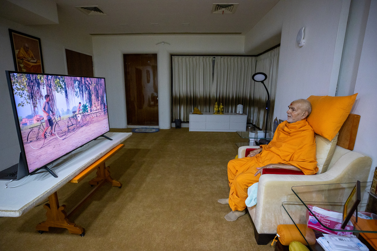Swamishri watches webcast of the Brahmaswarup Pramukh Swami Maharaj's 100th Birthday Celebration assembly