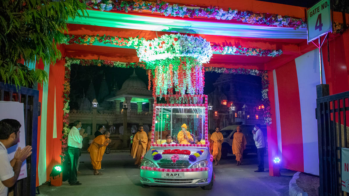 Param Pujya Mahant Swami Maharaj on his way to perform his daily puja