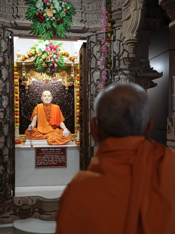 Swamishri engrossed in darshan of Brahmaswarup Yogiji Maharaj in the evening