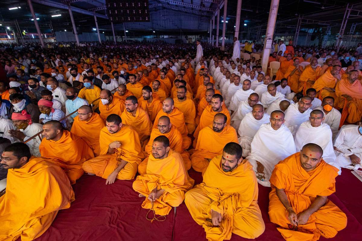 Sadhus, parshads and devotees doing Swamishri's puja darshan