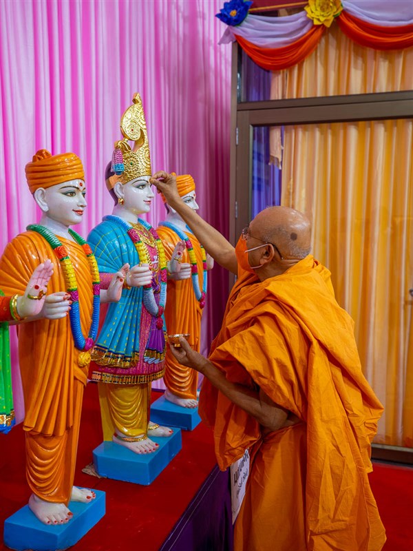 Pujya Tyagvallabh Swami performs pujan of the murtis