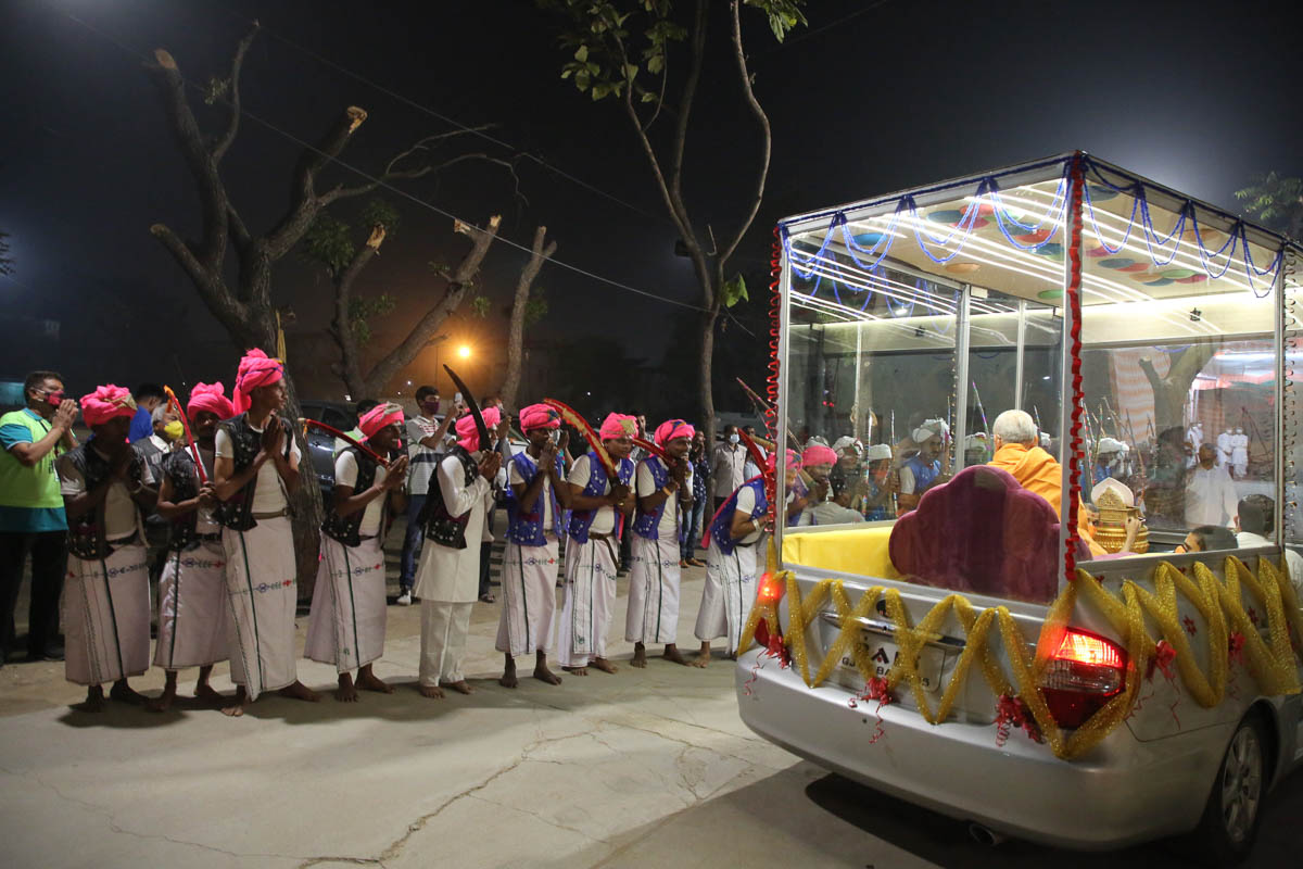 Tribal devotees doing darshan of Swamishri while Swamishri on his way for the evening assembly