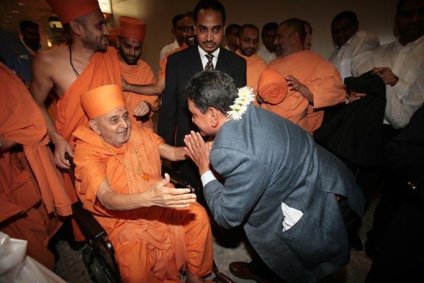 Pramukh Swami Maharaj Arrives in London, UK,2006 - 