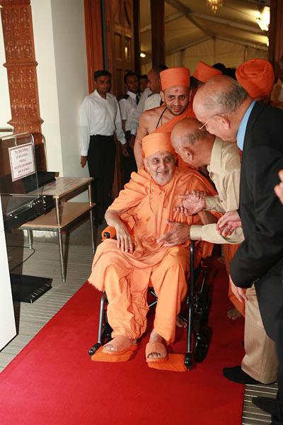 Pramukh Swami Maharaj Arrives in London, UK,2006 - 