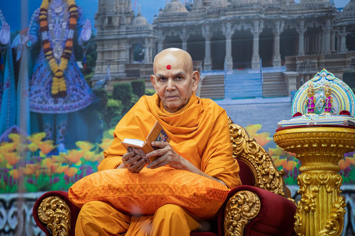 Swamishri listens to the daily prayer