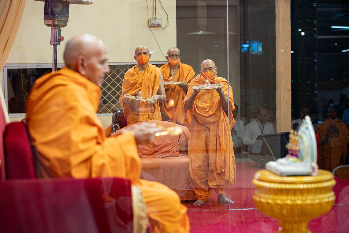 Pujya Tyagvallabh Swami, Pujya Viveksagar Swami and Atmaswarup Swami perform the arti