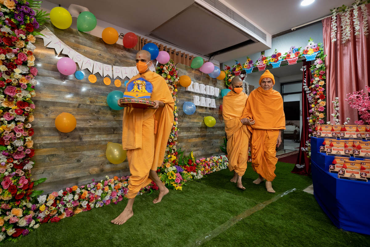 Swamishri arrives for the Satsang Diksha Mukhpath Felicitation Ceremony for Africa via video conference in the evening