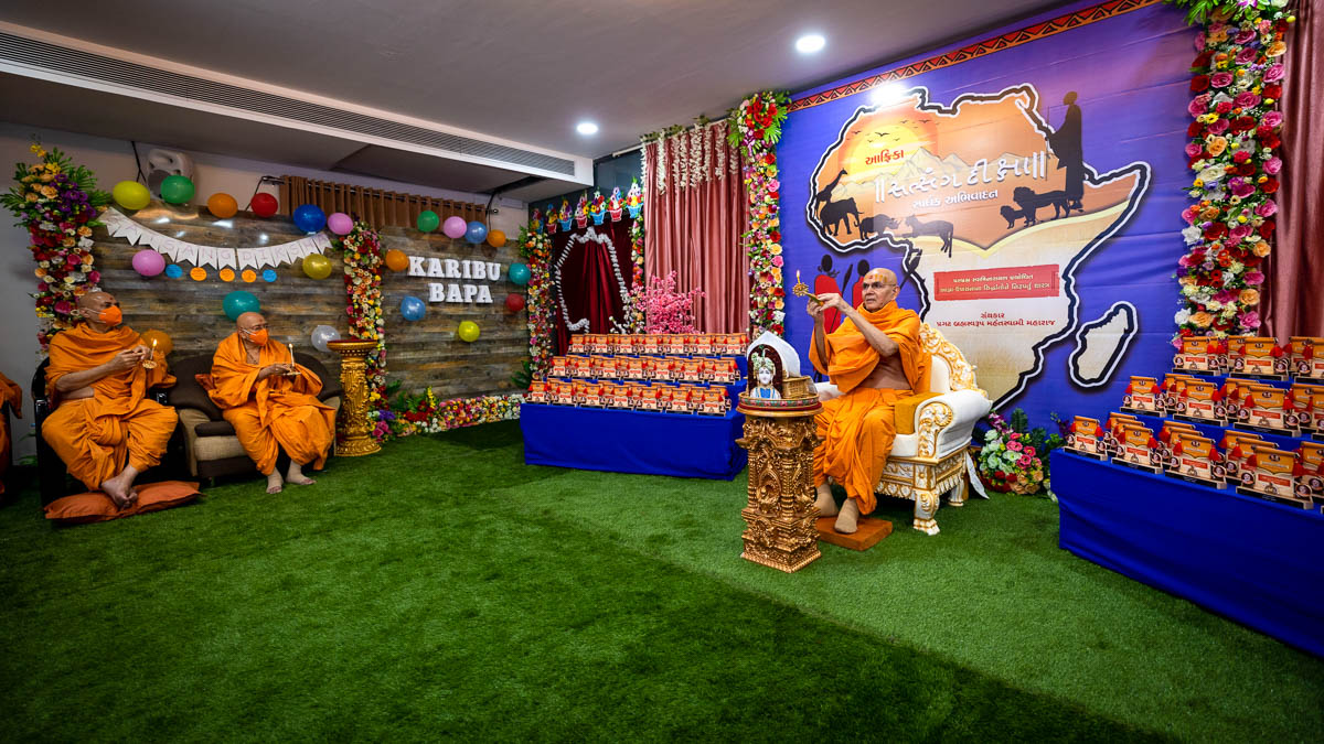 Swamishri, Pujya Tyagvallabh Swami and Pujya Viveksagar Swami perform the arti