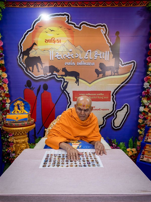 Swamishri sanctifies the photos of winners
