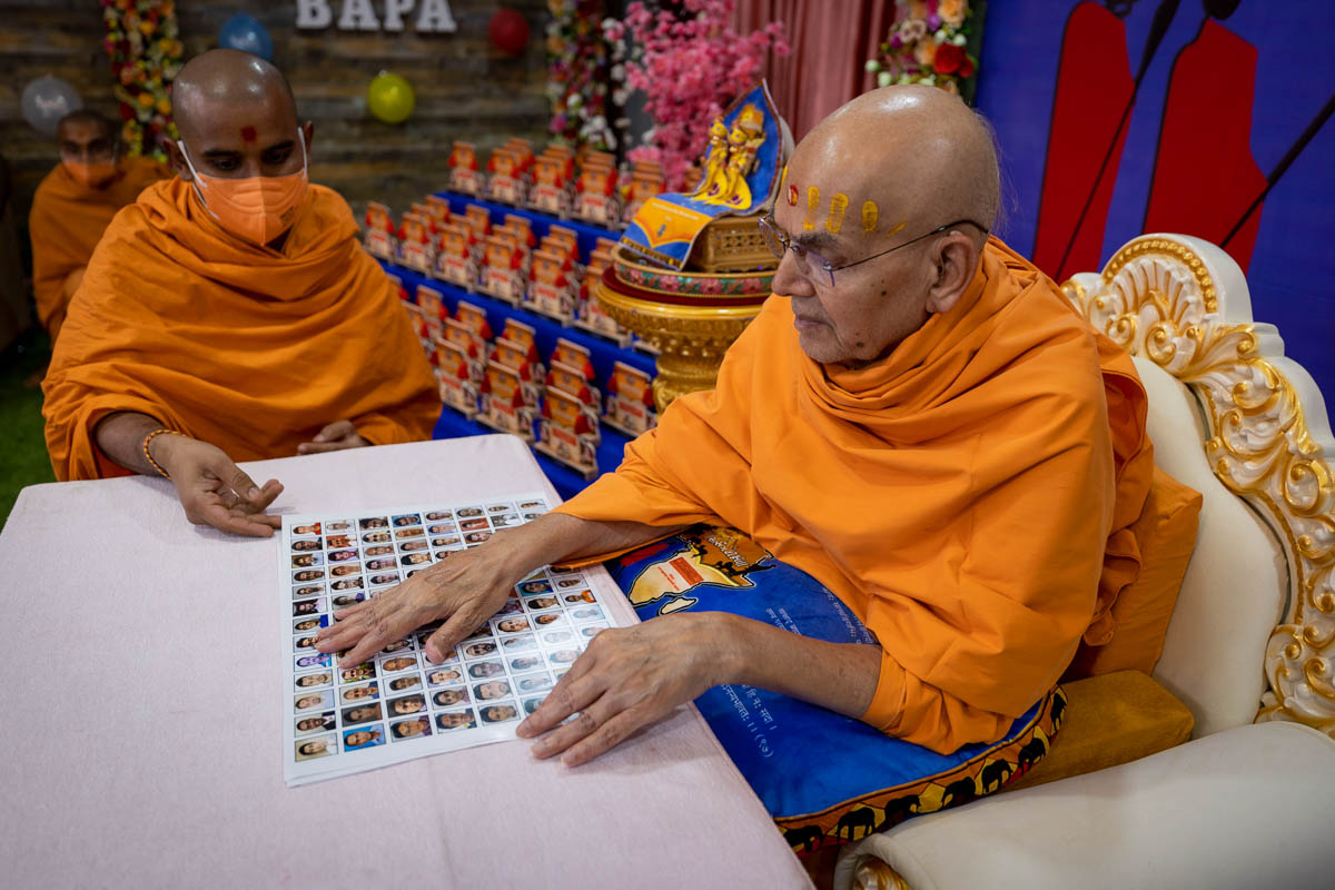 Swamishri sanctifies the photos of winners
