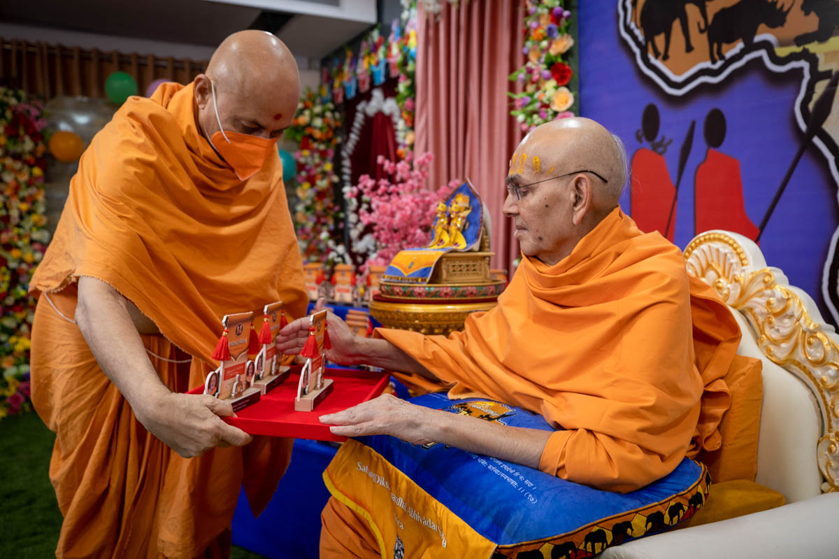 Swamishri sanctifies a trophy to be given to the winners