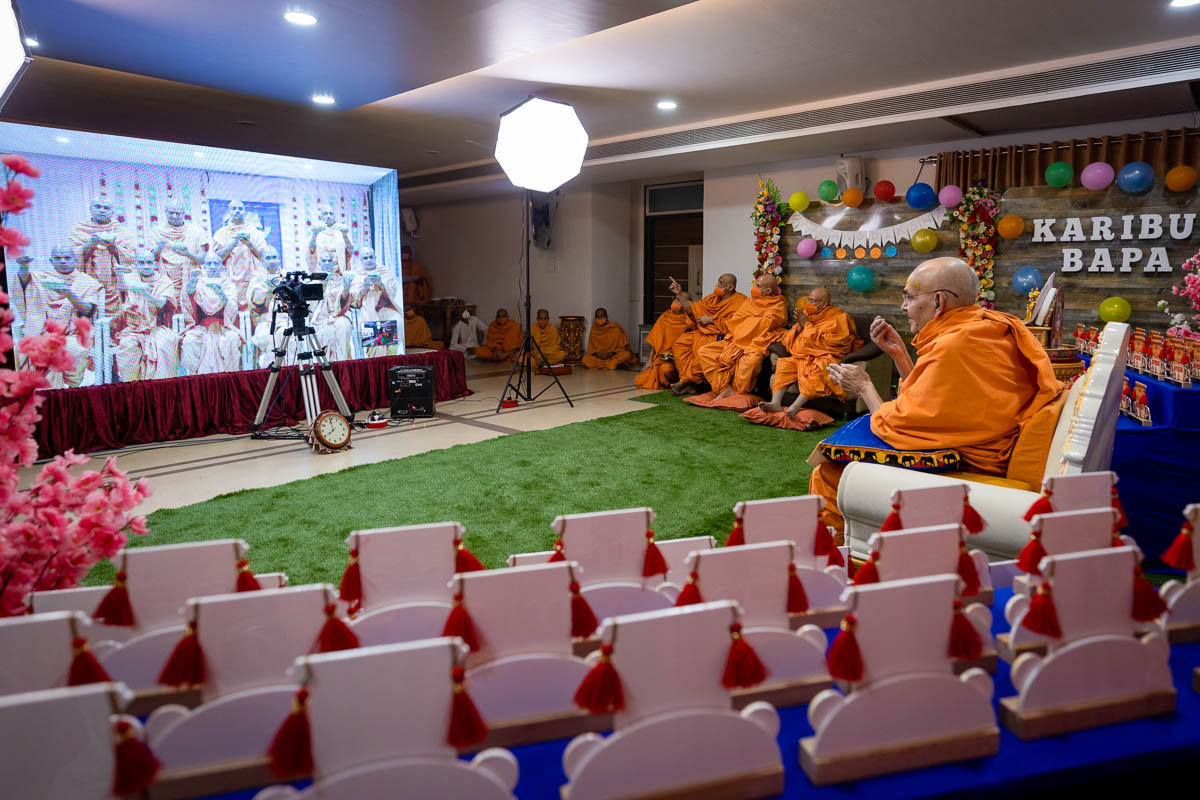 Sadhus from Africa offer shiro to Swamishri via video conference